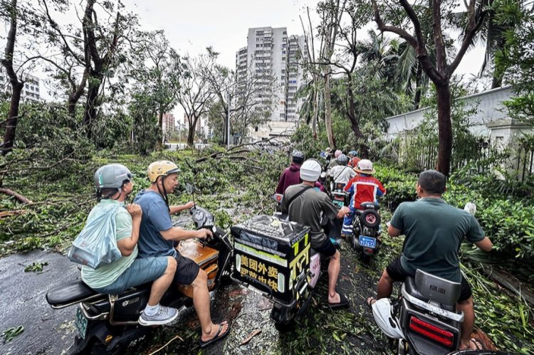 Record rainfall floods China’s “Hawaii” island