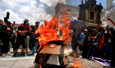 Ecuadorians protest Noboa over crisis response