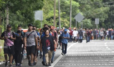 Migrant caravan heads for U.S. amid policy fears