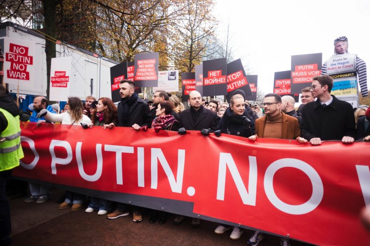 Berlin protest against Putin draws thousands