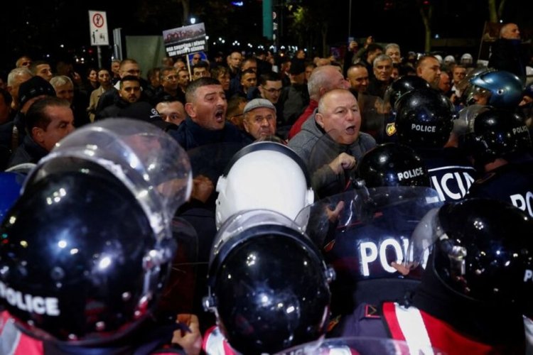 Police clash with protesters in Tirana