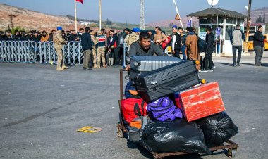 Syrians Refugees cross Turkish border