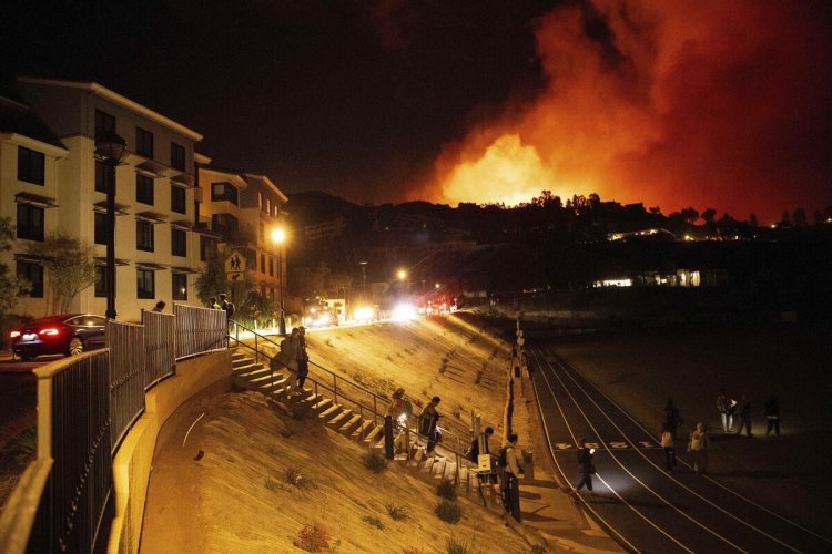 Malibu wildfire forces evacuations