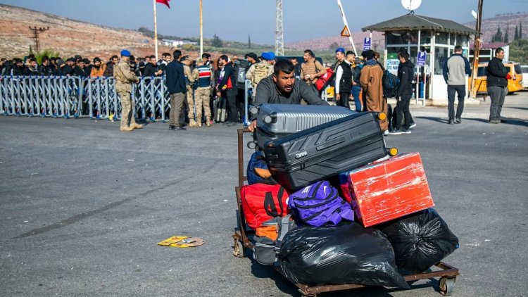 Syrians Refugees cross Turkish border