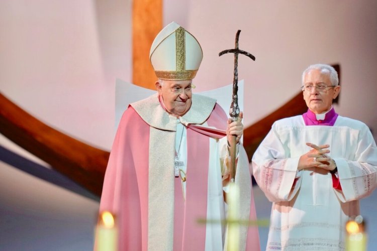 Pope Francis visits Corsica, a first for a pontiff