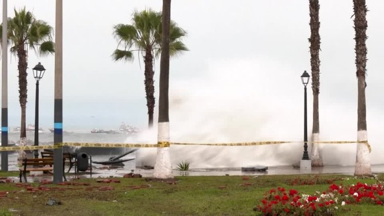 Extreme waves wreak havoc in Ecuador and Peru