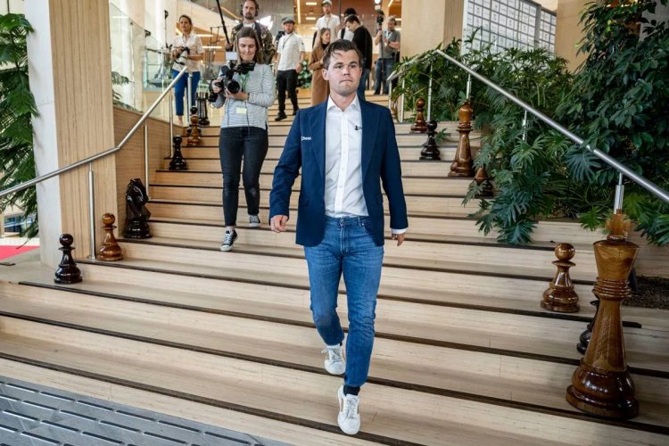 Carlsen returns to chess after dress code dispute