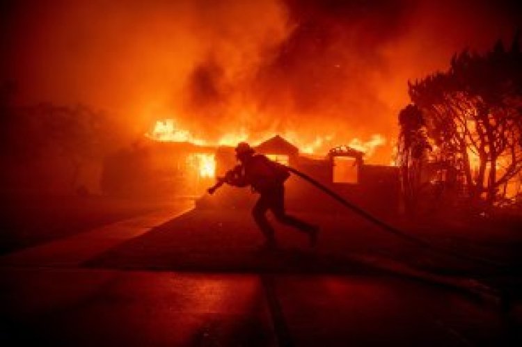 Wildfire ravages Pacific Palisades homes