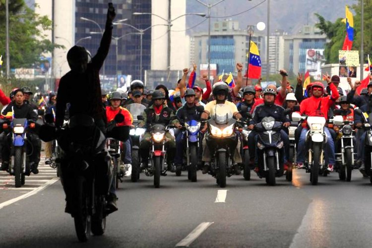 Motorcyclists rally for Maduro in Caracas