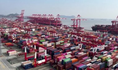 Trump pauses tariffs on Canada, Mexico