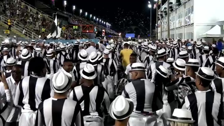 Rio's Carnival bursts into life