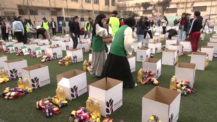 Algerian volunteers pack food aid for Ramadan