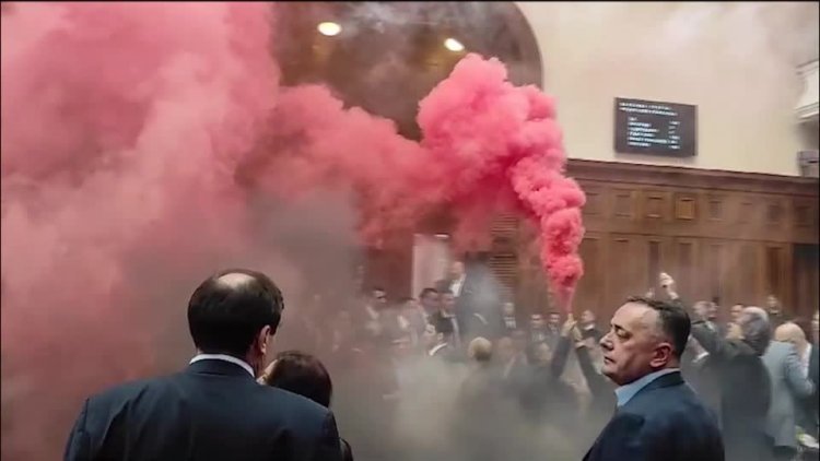 Serbian parliament erupts in chaos amid protests