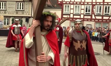 German town stages Good Friday reenactment