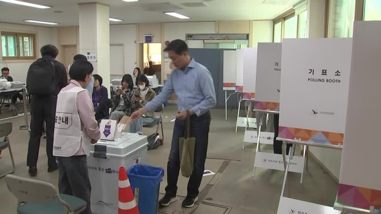 South Koreans begin early presidential vote