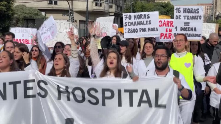 Resident doctors protest low wages in Buenos Aires