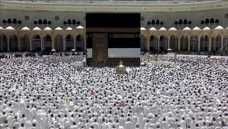 Pilgrims gather in Mecca ahead of Hajj