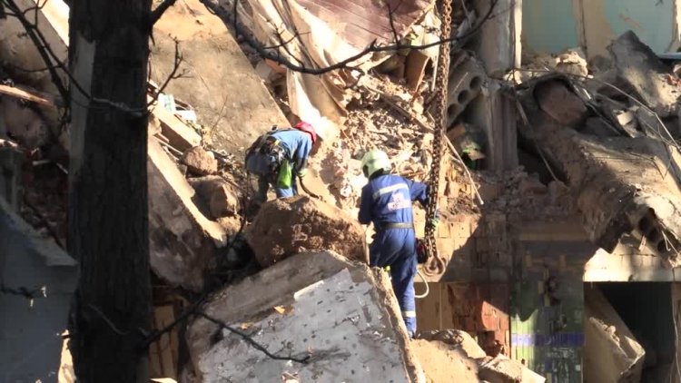 Russian strikes kill 5 in Kyiv blast