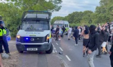 Riot erupts at protest near Epping hotel