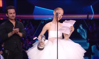 Ariana Grande wins top VMA honors