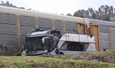 Train crash kills 10 in central Mexico