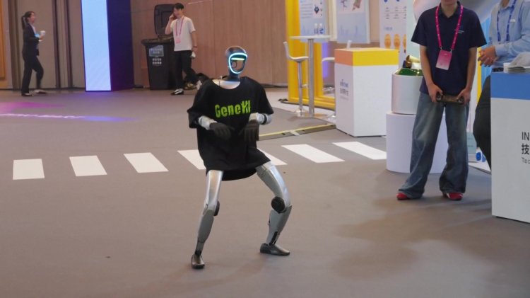 Humanoid robots steal show in Shanghai