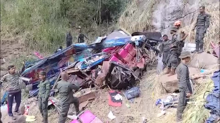 Sri Lanka bus crash kills 15