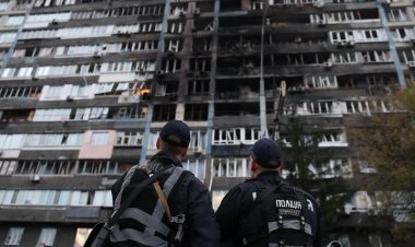 Russian strike hits Kyiv apartment block