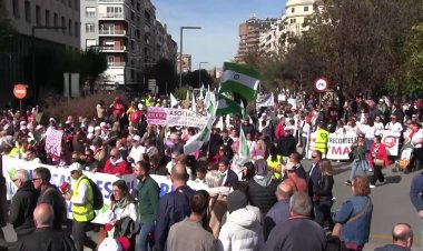 Thousands protest health cuts in Andalusia