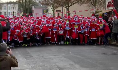 Thousands join festive Santa run in Germany