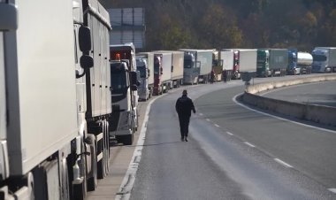 Greek farmers widen border blockades