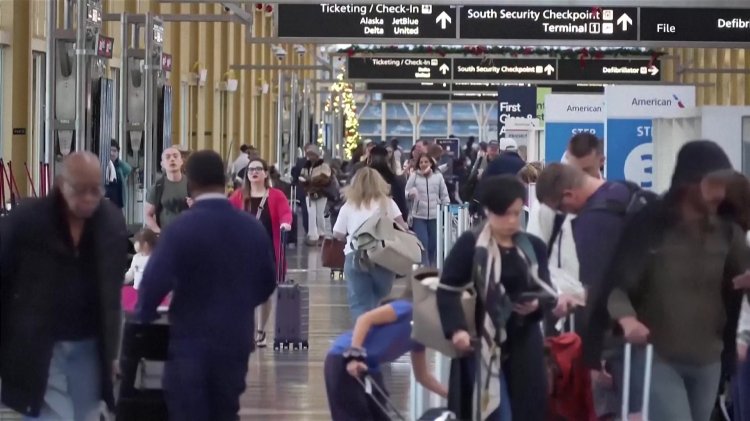 Winter storm disrupts U.S. holiday flights