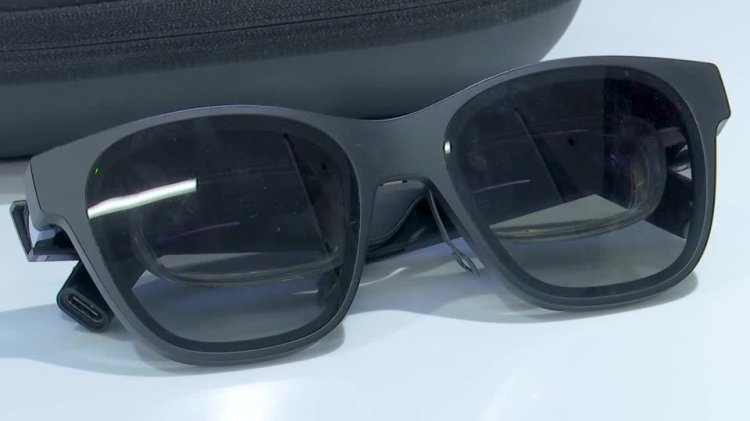 Smart glasses offer live captions for deaf users