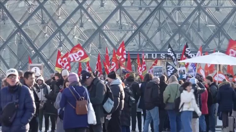Louvre shut amid union pressure