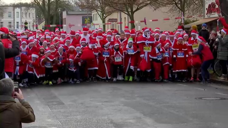 Thousands join festive Santa run in Germany