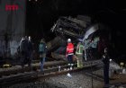 Barcelona commuter train derailment kills driver
