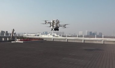 Flying car prototype debuts in China