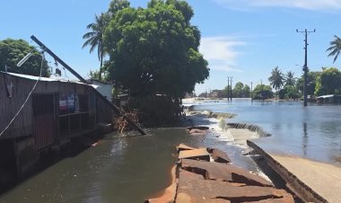 Floods displace hundreds of thousands in Mozambique