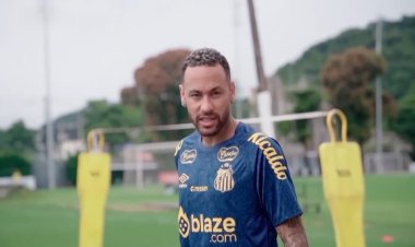 Neymar extends Santos deal to 2026