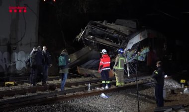 Barcelona commuter train derailment kills driver