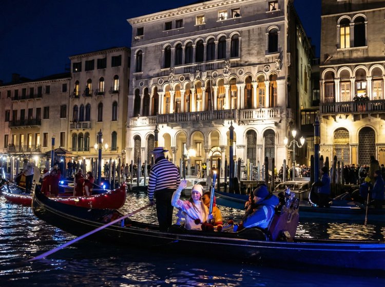 Olympic flame sails through Venice