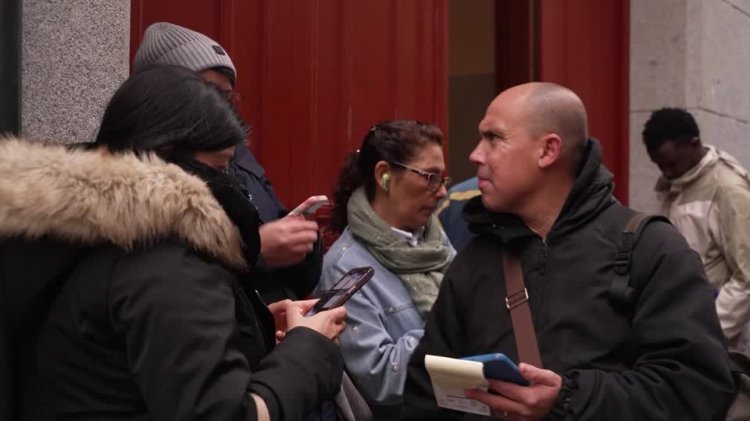 Migrants queue as Spain opens regularisation