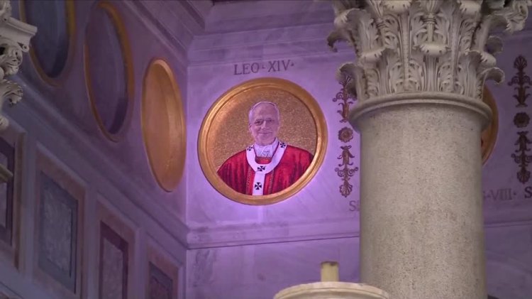 Mosaic portrait of Pope unveiled in Rome