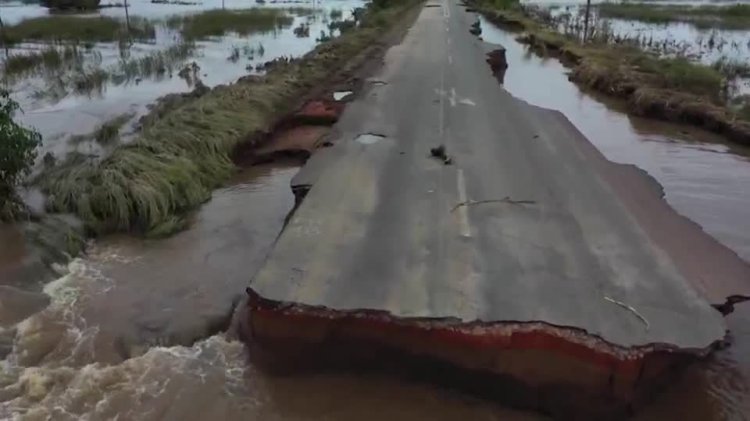 Floods cut Mozambique transport links