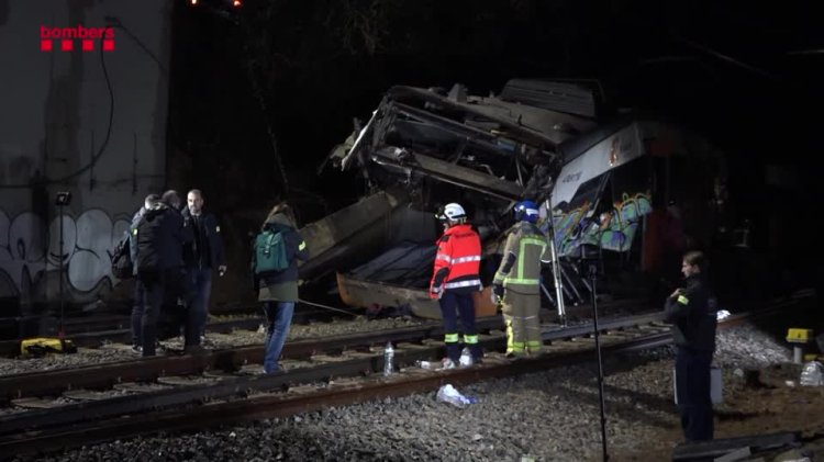 Barcelona commuter train derailment kills driver