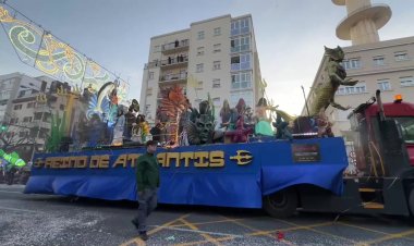 Cádiz carnival hosts sea parade