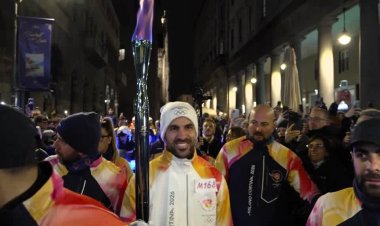 Fabregas carries Olympic torch in Como