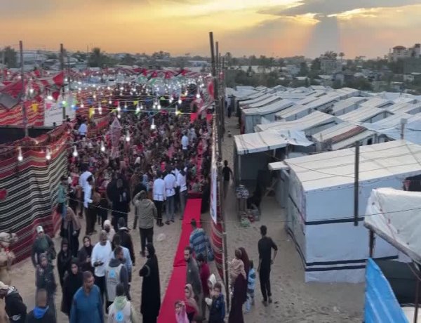 Gaza orphans gather for Ramadan iftar