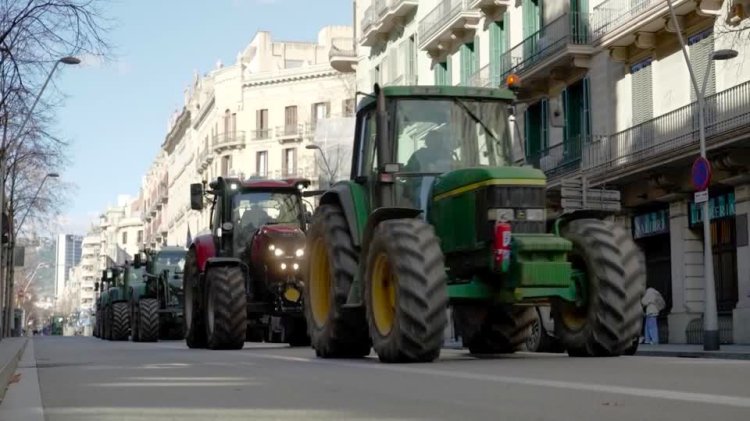 Catalan farmers block Barcelona roads