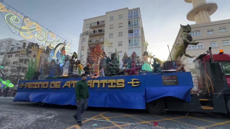 Cádiz carnival hosts sea parade
